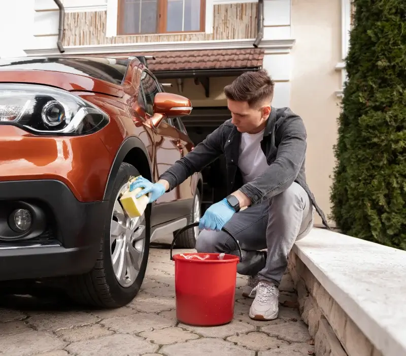 Lavage auto à domicile Quéven : professionnel intervenant sur un véhicule